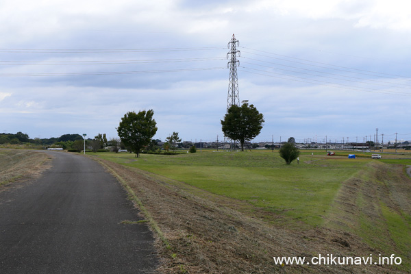 頭上に高圧線が通る川の一里塚 [2022年10月14日撮影]