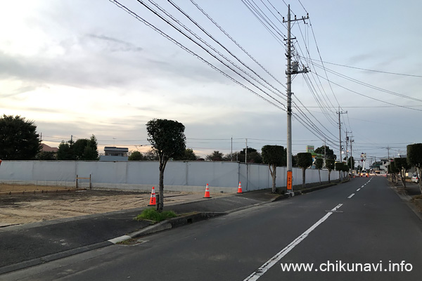 工事用の塀で囲まれたドラッグコスモスのオープン予定地 [2022年10月27日撮影]