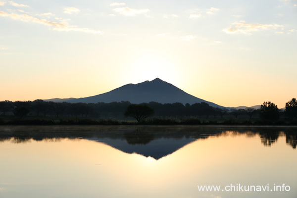 割と忠実な色合いで撮れた日の出前の筑波山 [2022年10月29日撮影]