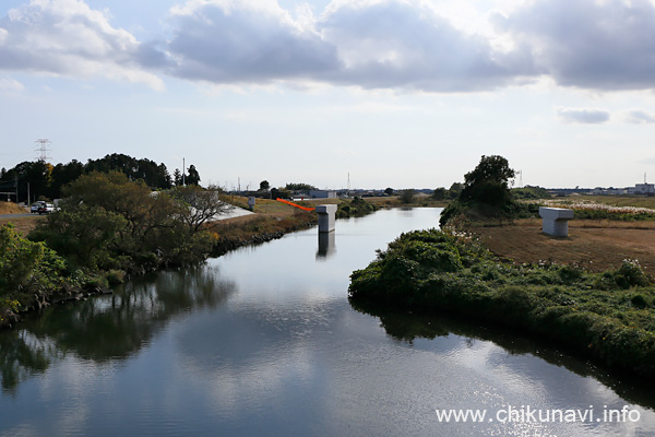 橋脚まで出来上がっている新しい養蚕橋 [2022年11月4日撮影]