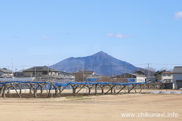 不格好と感じるとばのえ付近から見える筑波山 [2023年2月11日撮影]