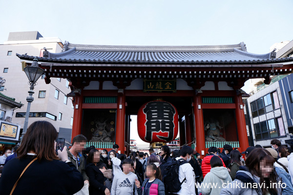 観光客でごった返しの浅草寺 雷門 [2023年2月11日撮影]