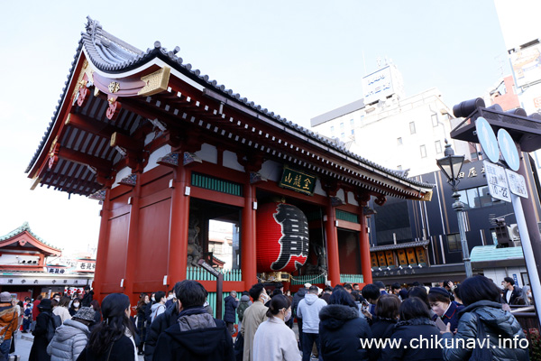 観光客でごった返しの浅草寺 雷門 [2023年2月11日撮影]