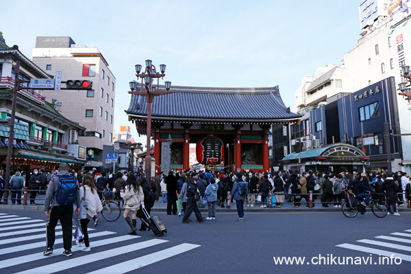 観光客でごった返しの浅草寺 雷門 [2023年2月11日撮影]