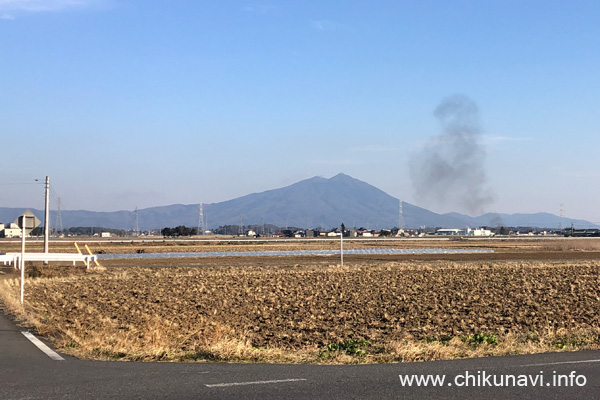 嘉田生崎小付近の黒い煙 [2023年2月17日撮影]