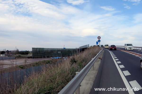 左に工事中の下館跨線橋、右に仮の下館跨線橋に続く国道50号 [2023年5月6日撮影]