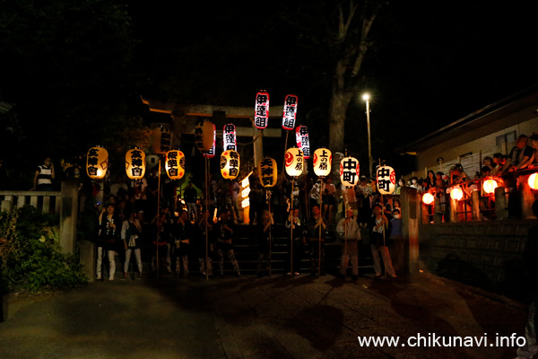 下館祇園まつり　羽黒神社の鳥居前に集結した高張提灯 [2023年7月29日撮影]