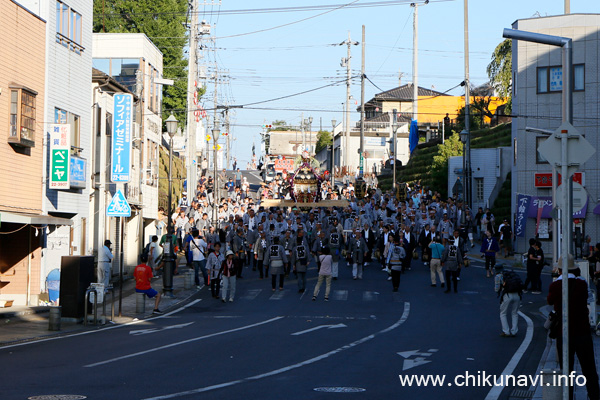 下館祇園まつり 羽黒坂を渡御する明治神輿 [2023年7月30日撮影]