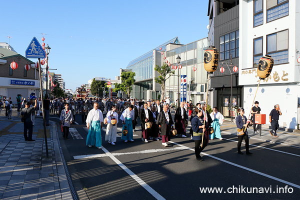 下館祇園まつり 下館駅前通りを田町方向に歩く羽黒神社の関係者 [2023年7月30日撮影]