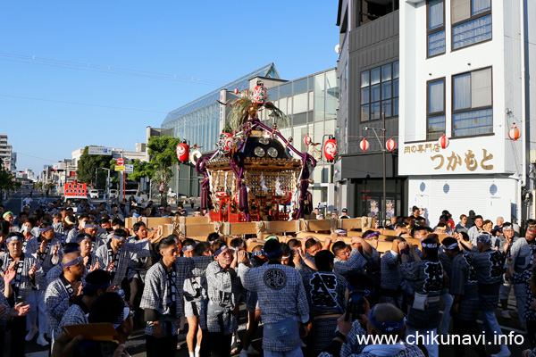 下館祇園まつり 下館駅前通りを田町方向に渡御する明治神輿 [2023年7月30日撮影]