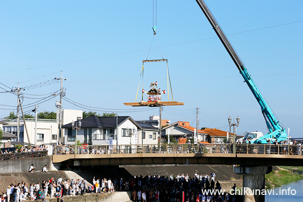 下館祇園まつり 大型クレーンに吊るされる明治神輿 [2023年7月30日撮影]