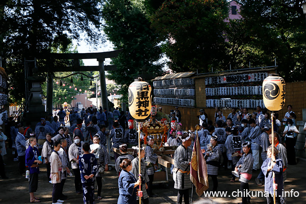 下館祇園まつり 明治神輿を待つ姫神輿 (玉依会) の皆さんなど [2023年7月30日撮影]