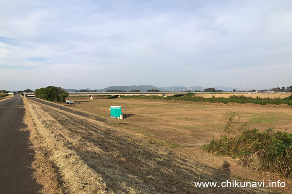 ちくせい花火大会 小貝川 大関橋の下の河川敷に設けられた駐車場 [2023年10月19日撮影]