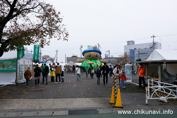 しもだて商工まつり ちっくんフワフワがお出迎え [2023年11月12日撮影]