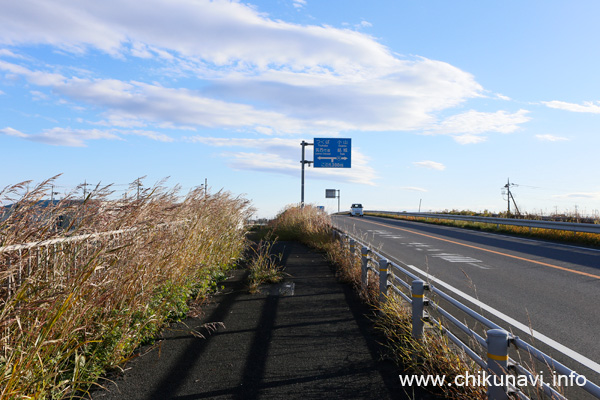 国道50号下館バイパスの歩道 [2023年11月30日撮影]