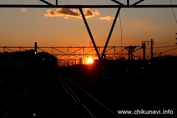 新治駅からの夕日 [2023年12月3日撮影]