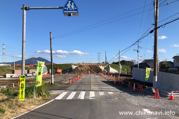 新しい養蚕橋に続く本来の筑波街道 [2024年3月27日撮影]