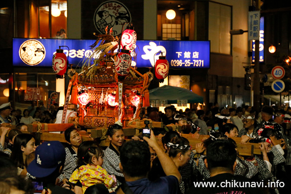 下館祇園まつり 下館駅前を渡御する姫神輿 [2025年7月25日撮影]