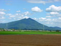 空気が澄んだ日の筑波山　いつもより近くに感じられる筑波山。常陽製菓近くより撮影。