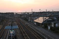 新治駅構内歩道橋より夕日を望む