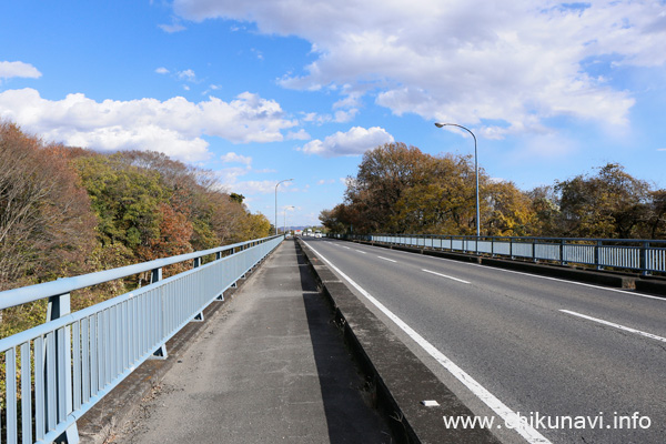 中島橋 (奥が筑西市)