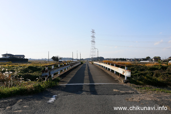 石塔橋 (奥が西)