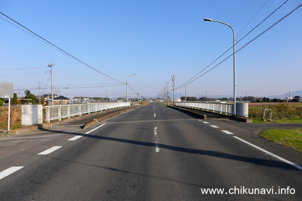 南石塔橋 (奥が東)