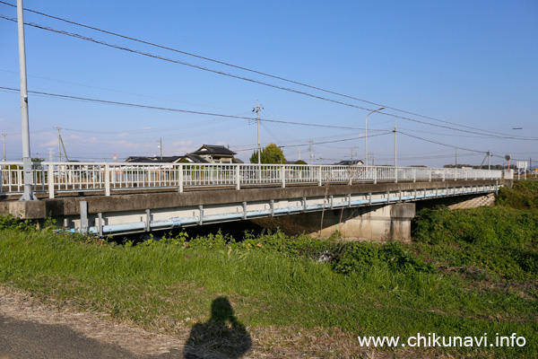 南石塔橋 (奥が北東)