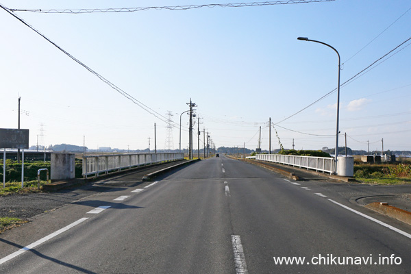 南石塔橋 (奥が西)