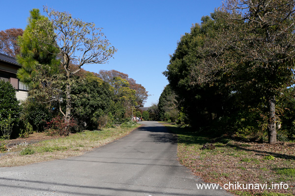 本堂に近い最勝寺の駐車場 [2023年11月16日撮影]