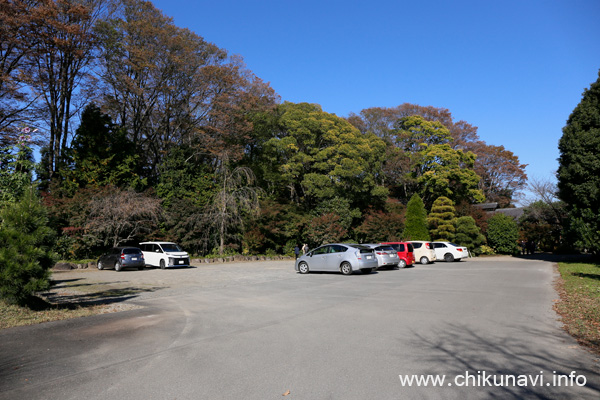 本堂に近い最勝寺の駐車場 [2023年11月16日撮影]
