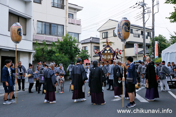 下館祇園まつり 下館駅西の踏切手前で休憩する明治神輿 [2025年7月24日撮影]