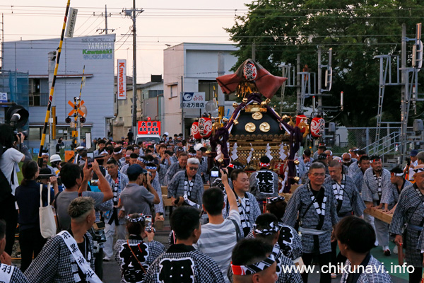 下館祇園まつり 架線に触れないよう台車に載せ踏切を渡る明治神輿 [2025年7月24日撮影]