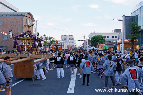 下館祇園まつり 神輿で渋滞する下館駅前通り [2025年7月26日撮影]