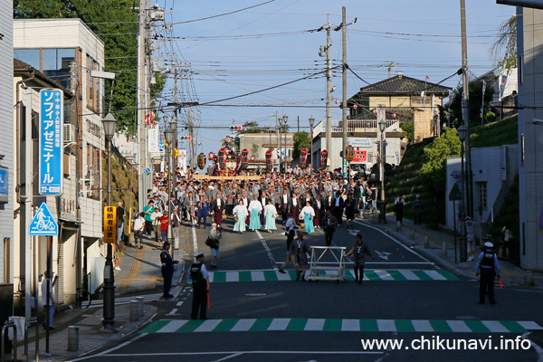 下館祇園まつり 羽黒坂を下る明治神輿 [2025年7月27日撮影]