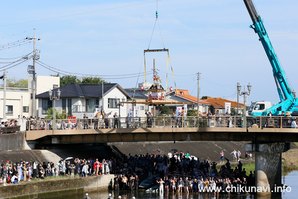 下館祇園まつり 大型クレーンで勤行川に下ろされる明治神輿 [2025年7月27日撮影]