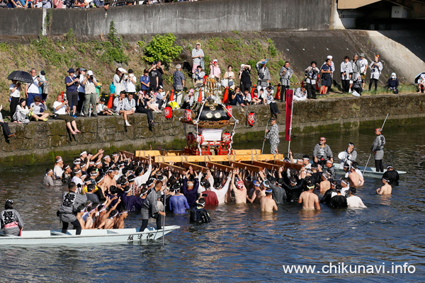 下館祇園まつり 明治神輿の川渡御 [2025年7月27日撮影]