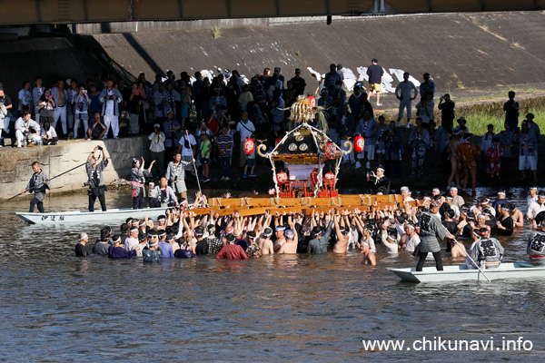 下館祇園まつり 明治神輿の川渡御 [2025年7月27日撮影]