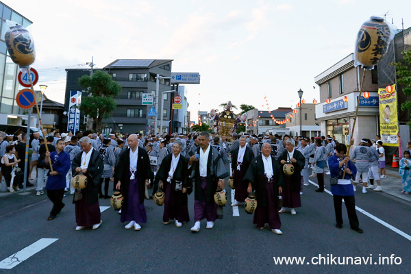 下館祇園まつり 平成神輿を先導する提灯と氏子の皆さん [2026年7月25日撮影]