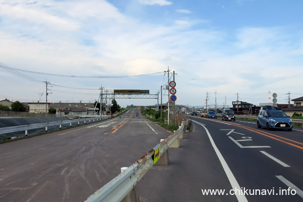 左奥が工事中の橋、右奥が仮設の橋 (奥が筑西市街・水戸方面)